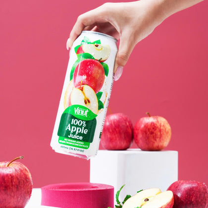 VINUT 100% apple juice no pulp 500 mL can displayed with fresh fruit ingredients